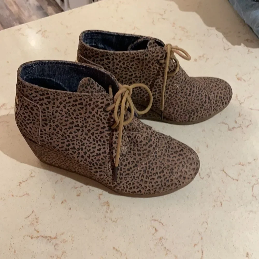 TOMS leopard cheetah print desert wedges SZ 7